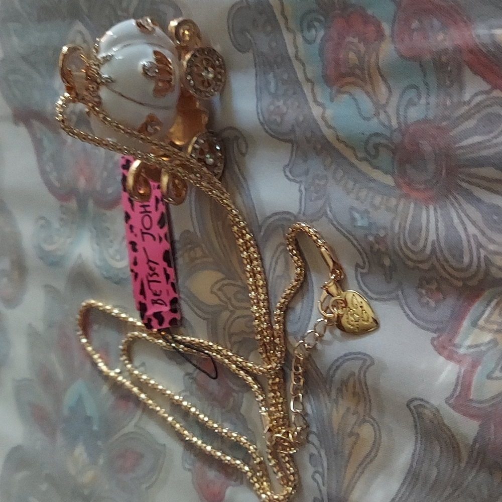 Betsey Johnson sweater necklace nwot
